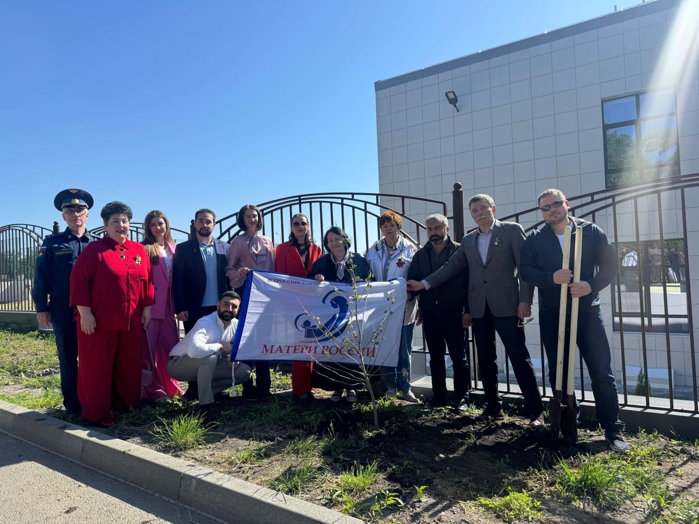 Ставропольские школьники и общественники высадили аллею платанов в честь матерей