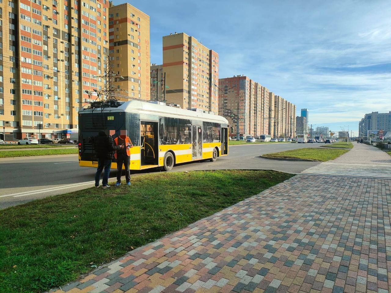 Школьник разбил нос из-за экстренного торможения троллейбуса в Ставрополе