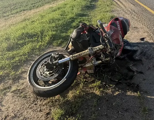 Мотоциклист въехал в легковушку с прицепом и попал в больницу в Петровском округе
