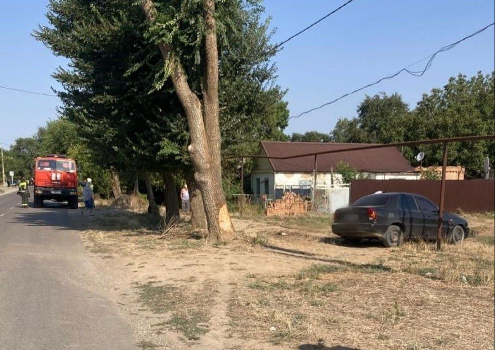 Ребенок пострадал при наезде авто на дерево на Ставрополье