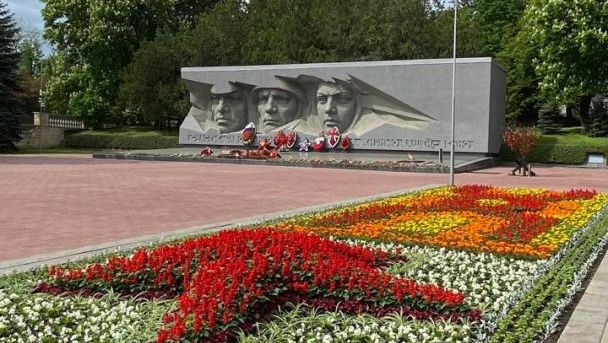 В честь Дня Победы клумбы Ставрополя украсили более 300 тысячами алых цветов