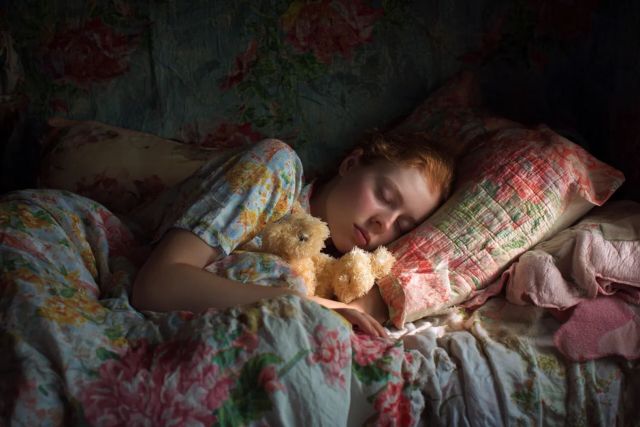 Почему в декабре  сыпется сон: 4 причины и что делать прямо сегодня