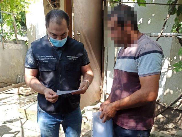 Несколько иностранцев незаконно работали в теплицах в Предгорном округе Несколько иностранцев незаконно работали в теплицах в Предгорном округе