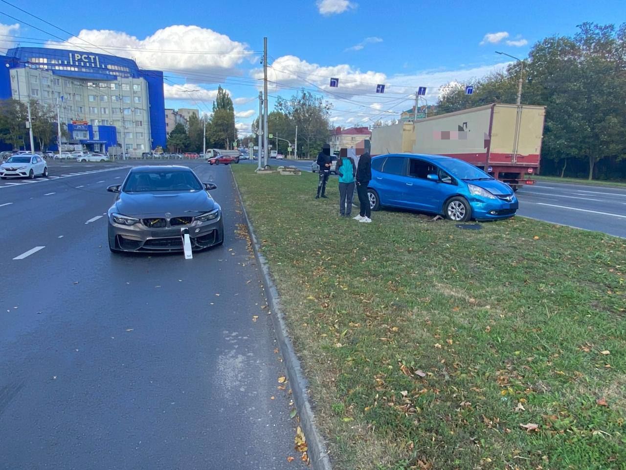 Легковушка вылетела на разделительную полосу на улице Доваторцев в Ставрополе