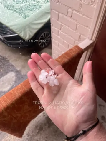 Град размером с голубиное яйцо выпал в Ессентуках