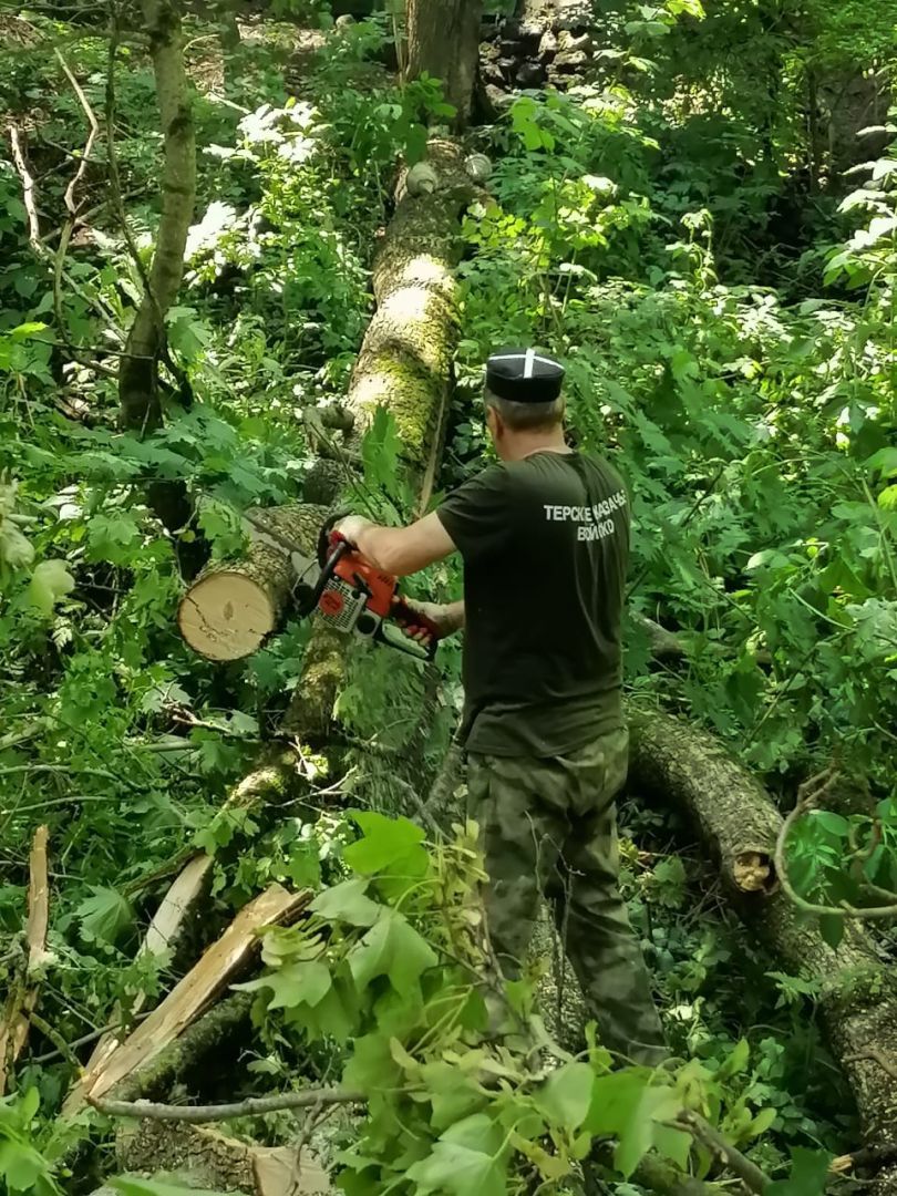 Ставропольские казаки расчистили святой источник после непогоды