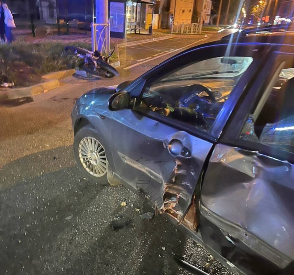 18-летний мотоциклист попал в больницу после столкновения с легковушкой