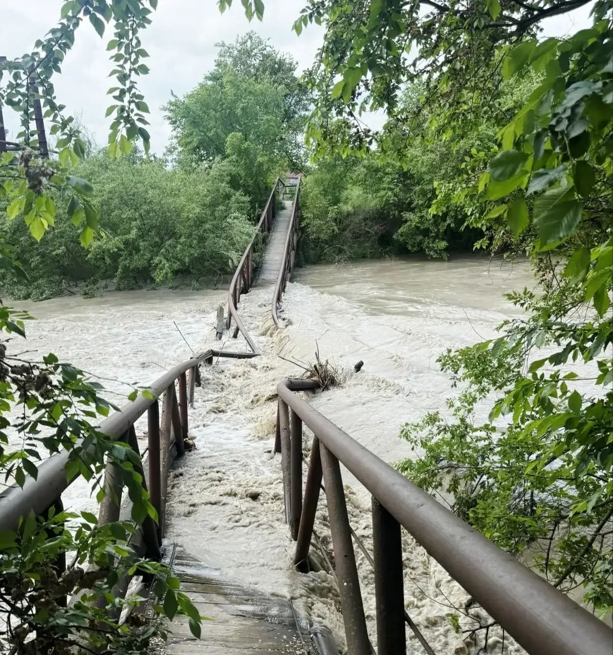 Часть моста ушла под воду на Ставрополье