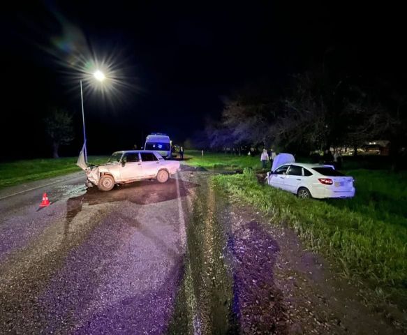 Девушка пострадала в вечерней аварии