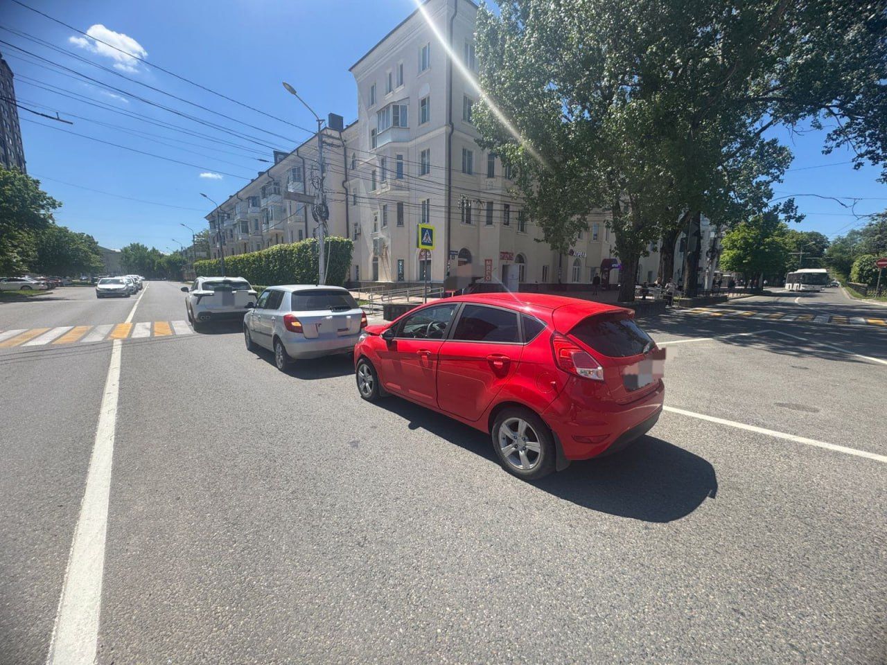 Девушка госпитализирована после тройной аварии в Ставрополе