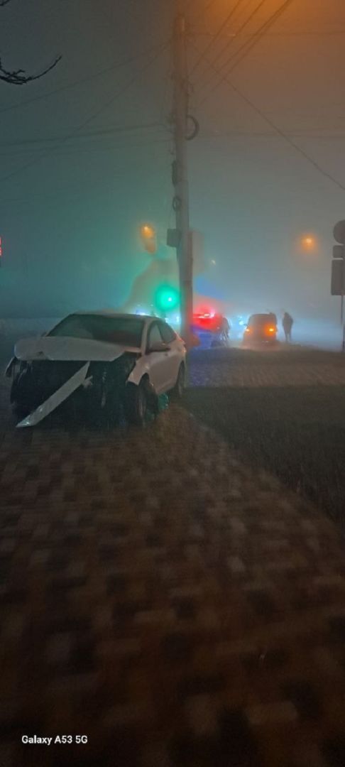 Машина вылетела на тротуар на северо-западе Ставрополя