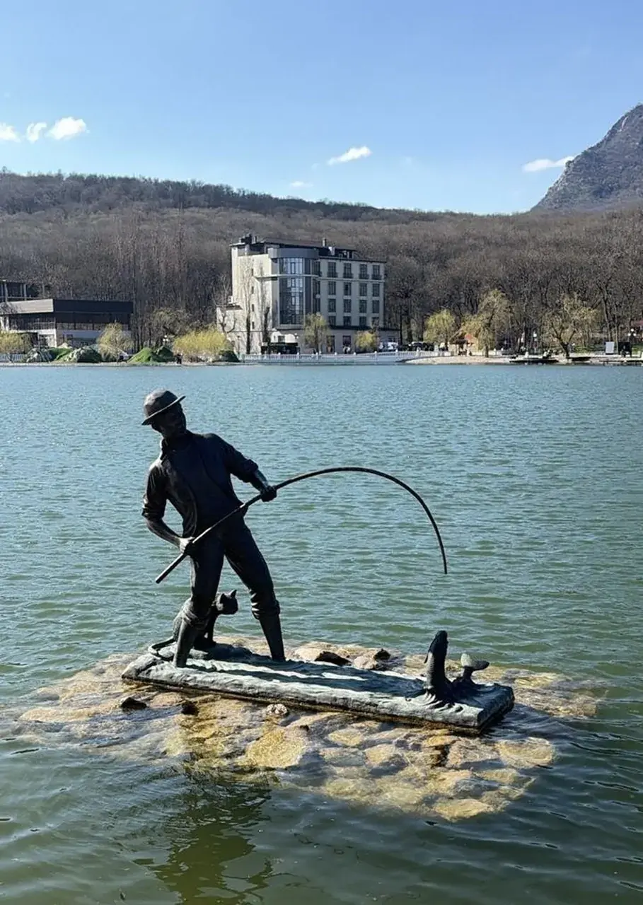 В Железноводске восстановили поломанную удочку у скульптуры рыбака