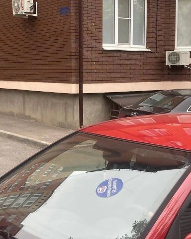 Автомобиль лидера единороссов георгиевского отделения заклеили несмываемыми наклейками Автомобиль лидера единороссов георгиевского отделения заклеили несмываемыми наклейками