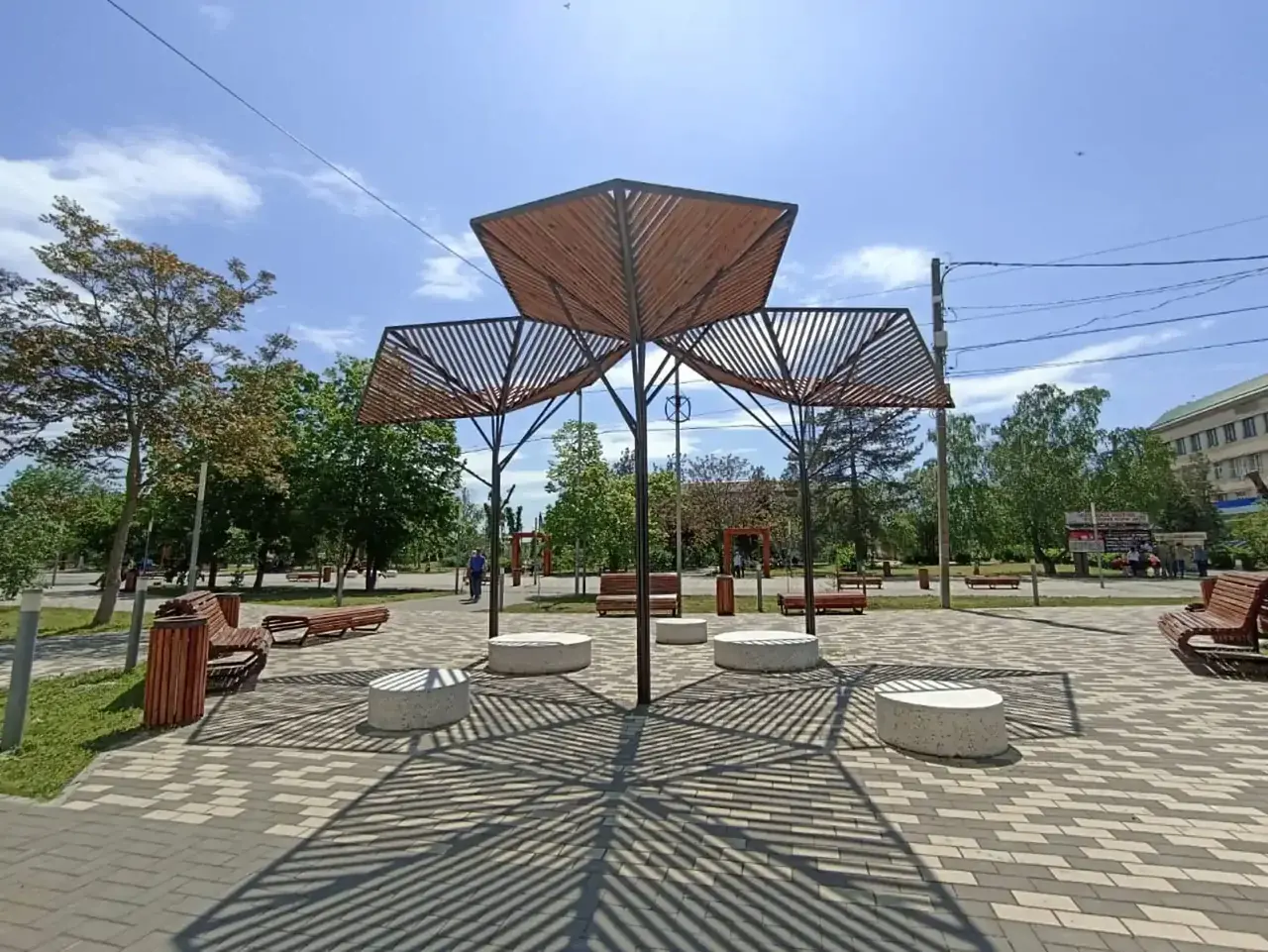 В Ипатове продолжают благоустраивать парк