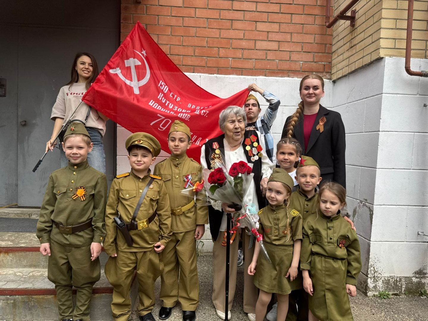 Фронтовые бригады дали концерты во дворах ветеранов Ставрополя