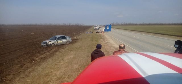 На Ставрополье унесённый ветром жилой домик обрушился на движущийся автомобиль На Ставрополье унесённый ветром жилой домик обрушился на движущийся автомобиль