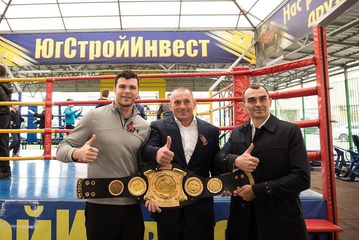 Микрорайон «Перспективный» посетил многократный чемпион мира и Европы по тайскому боксу Артём Левин