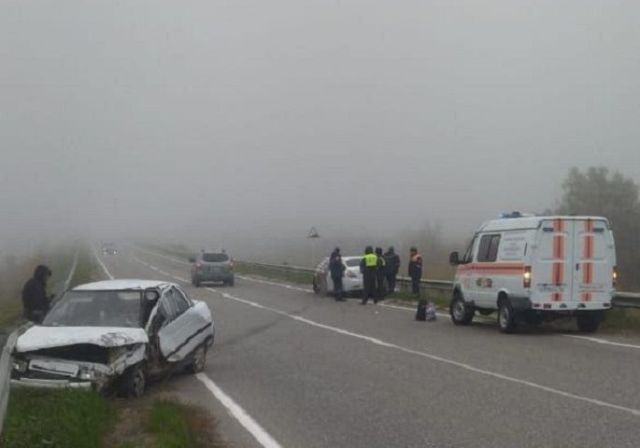 Лобовое столкновение двух легковушек случилось в Минераловодском округе