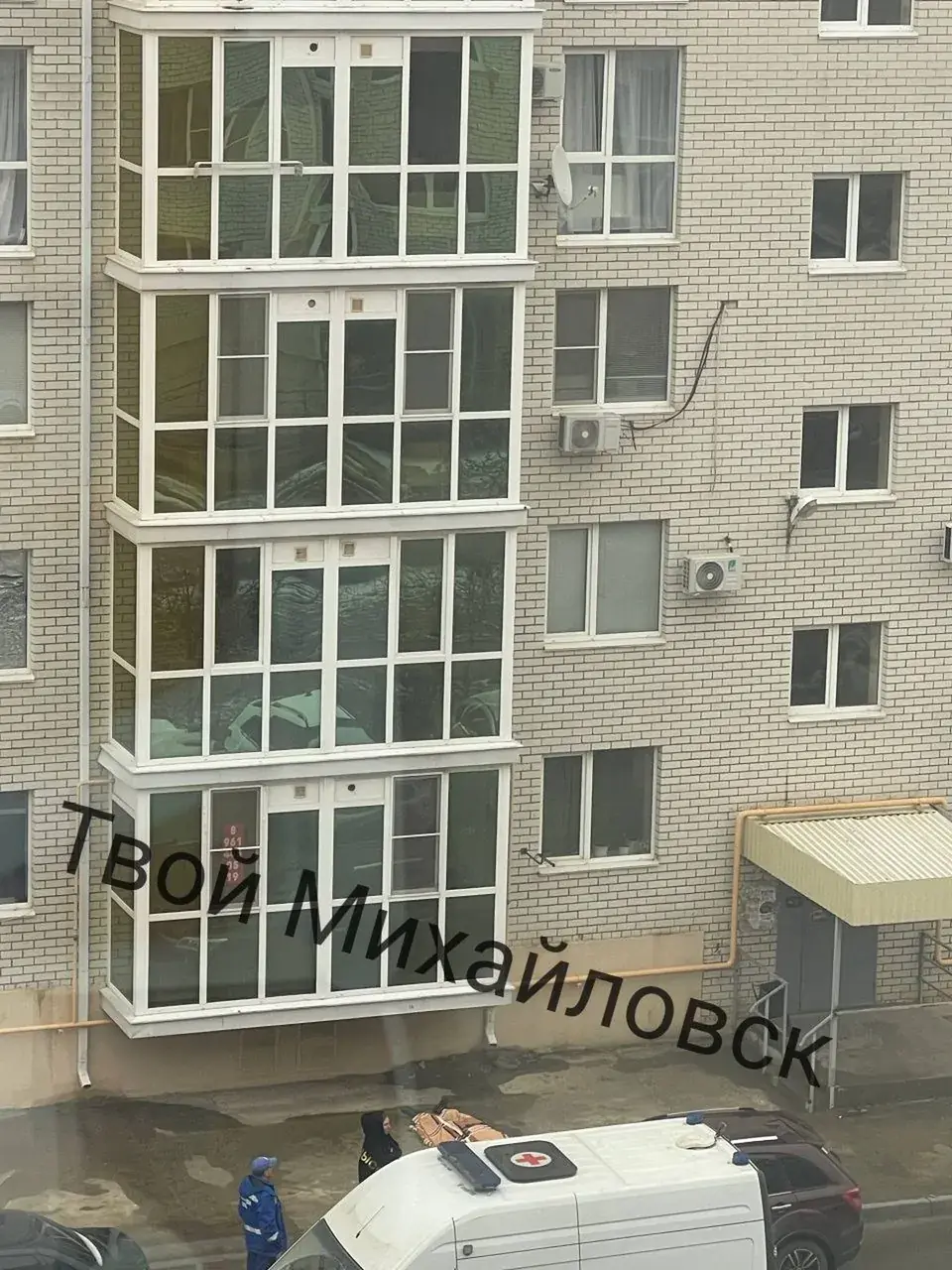 Женщина выпала с 4 этажа в микрорайоне Михайловска