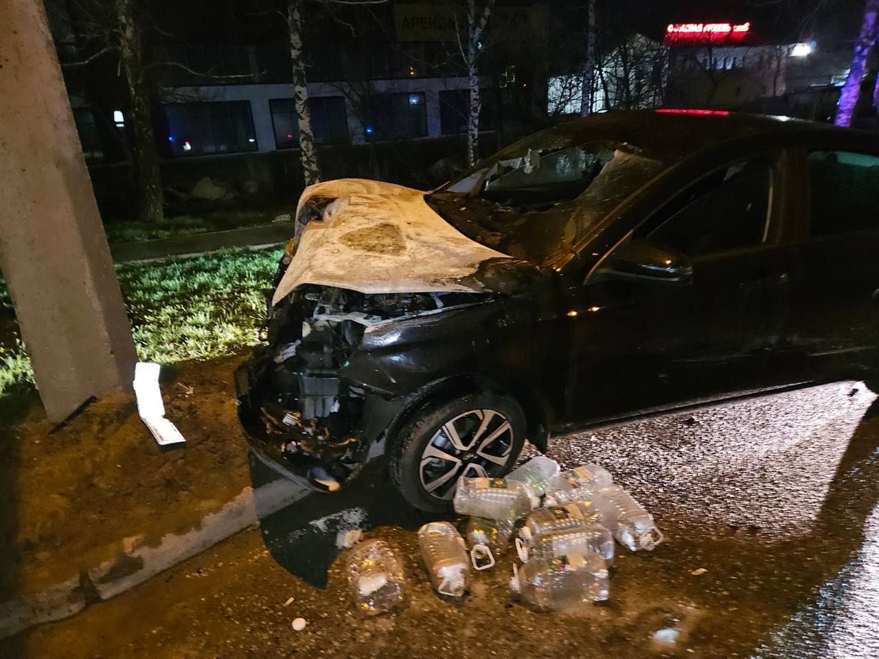 Машина влетела в опору ЛЭП и загорелась