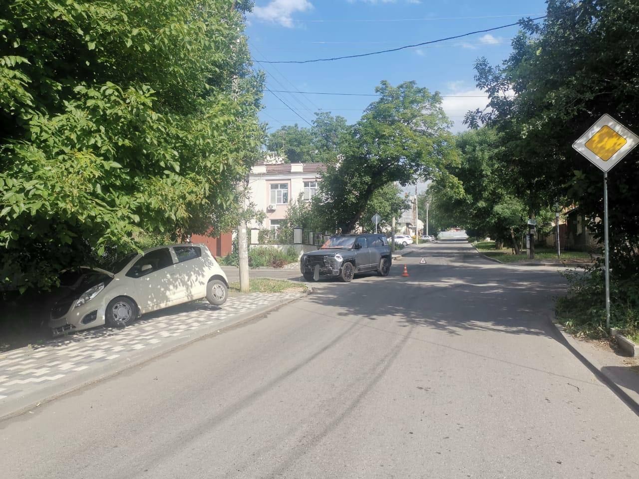 В Кисловодске водитель не уступила дорогу и врезалась в дерево