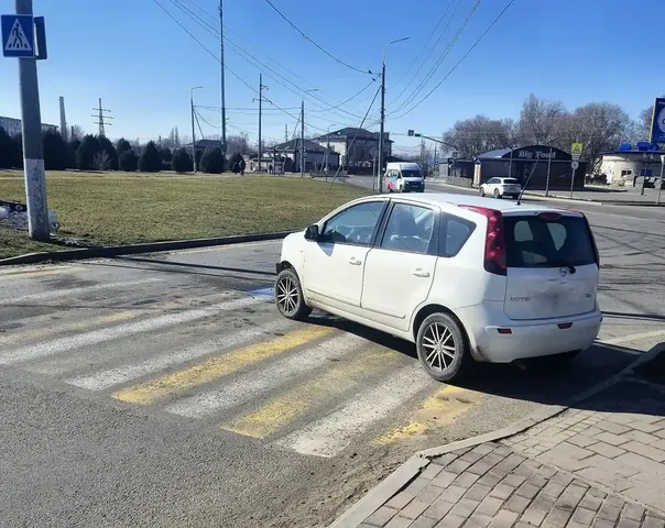 В Невинномысске автомобиль врезался в опору ЛЭП