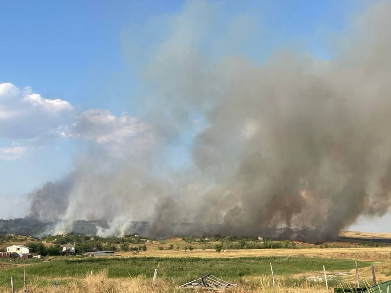 Пожар площадью 10 км по фронту тушат под Невинномысском