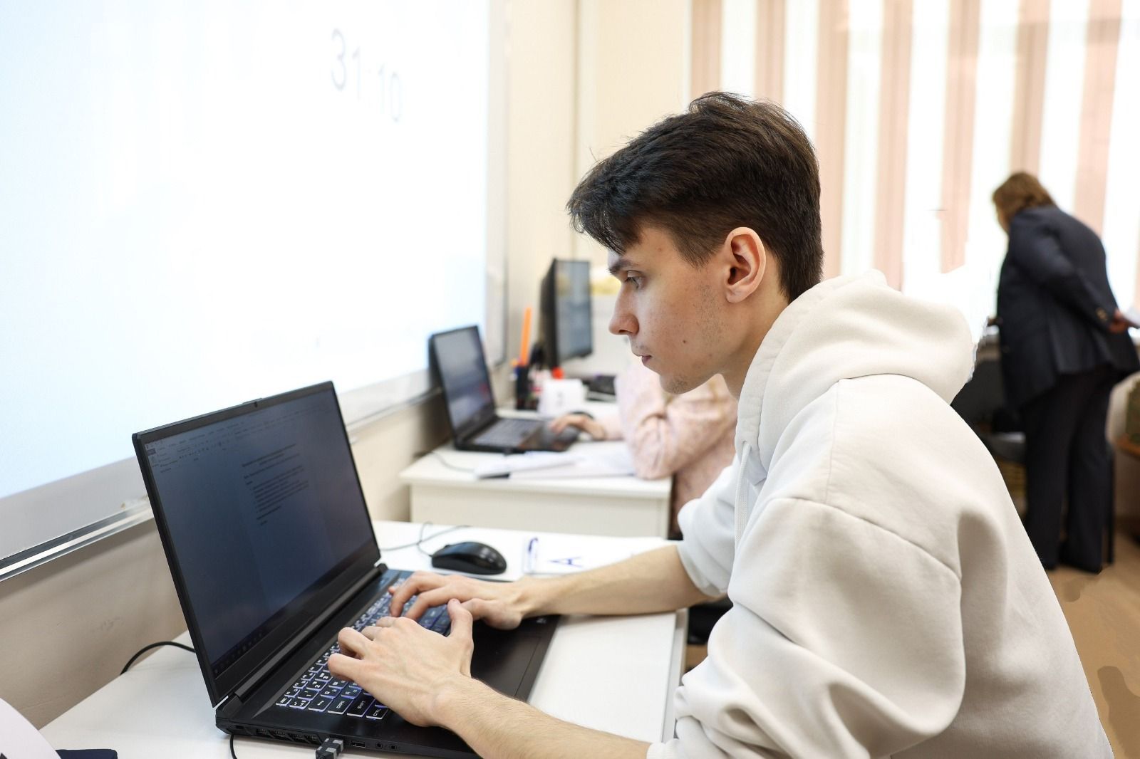 «Доверяй, но проверяй»: в федеральном вузе рассказали о принципах работы с нейросетями в СМИ