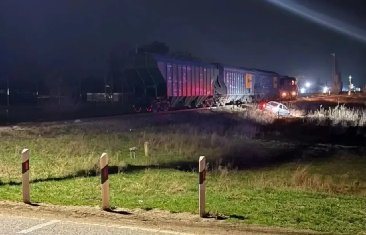 Поезд сбил легковушку с подростком на Ставрополье