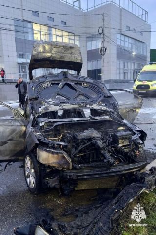 Машина с водителем внутри загорелась в Ставрополе