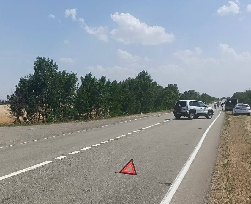 Один погиб и двое пострадали из-за столкновения легковушек на Ставрополье