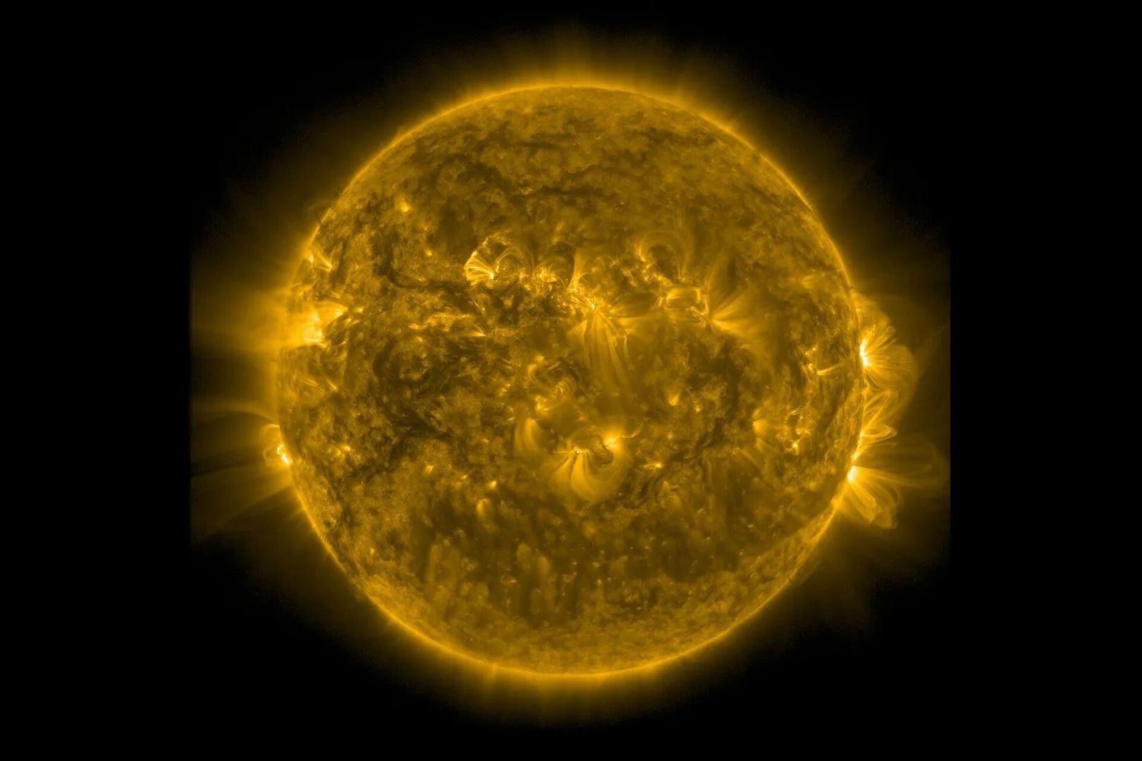 Почему Земля «уворачивается» от солнечных ударов плазмой уже двое суток подряд, и как долго это может продолжаться