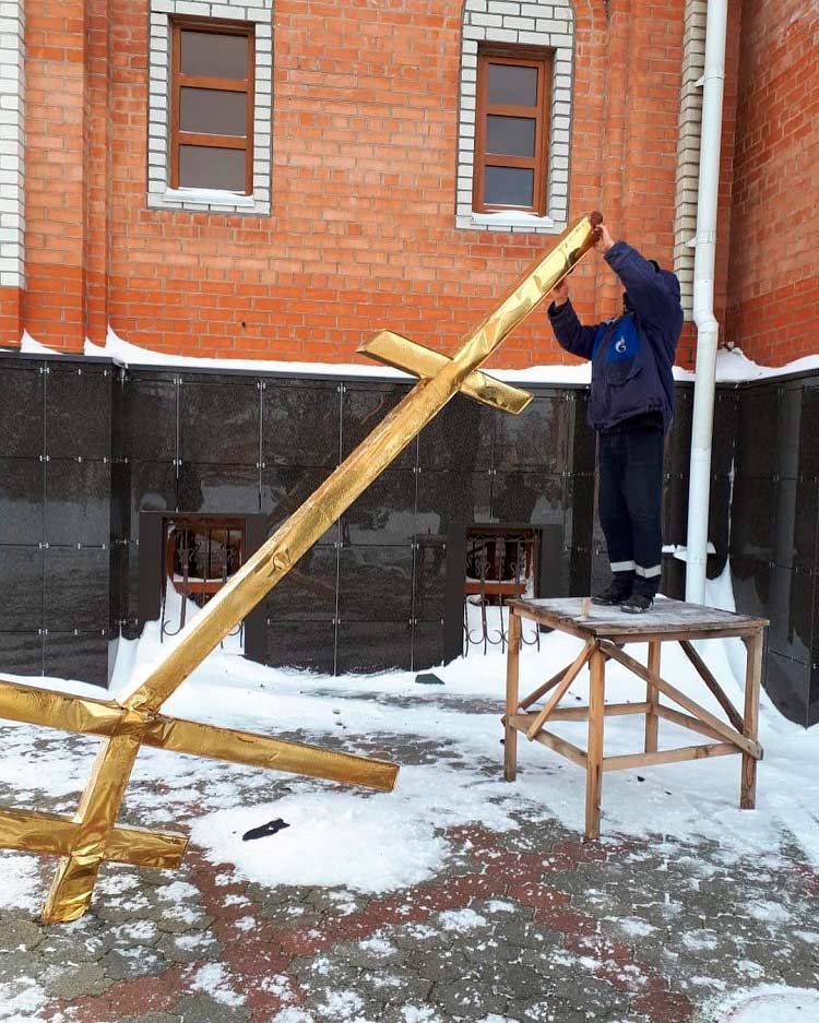 Упасть крестом. С софийского собора в киеве упал трехметровый крест. Свобода через крест. Тень от креста. Упасть крестом.