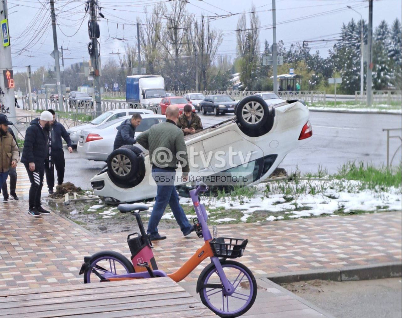 Автомобиль наехал на бордюр и опрокинулся на проспекте