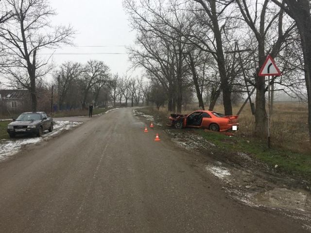 В Ставропольском крае спорткар врезался в дерево В Ставропольском крае спорткар врезался в дерево