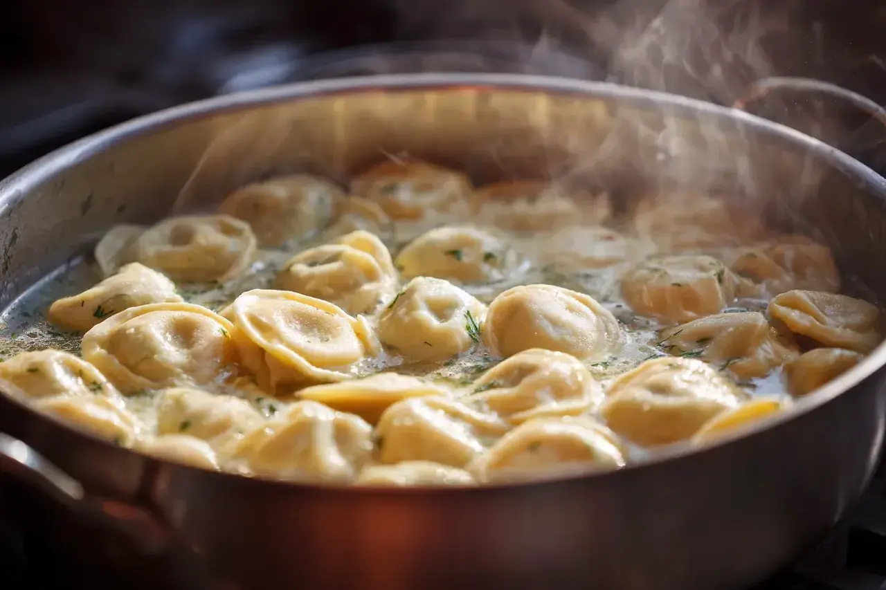 Варю пельмени 20 лет неправильно: китайский повар показал метод — теперь не слипаются и не рвутся
