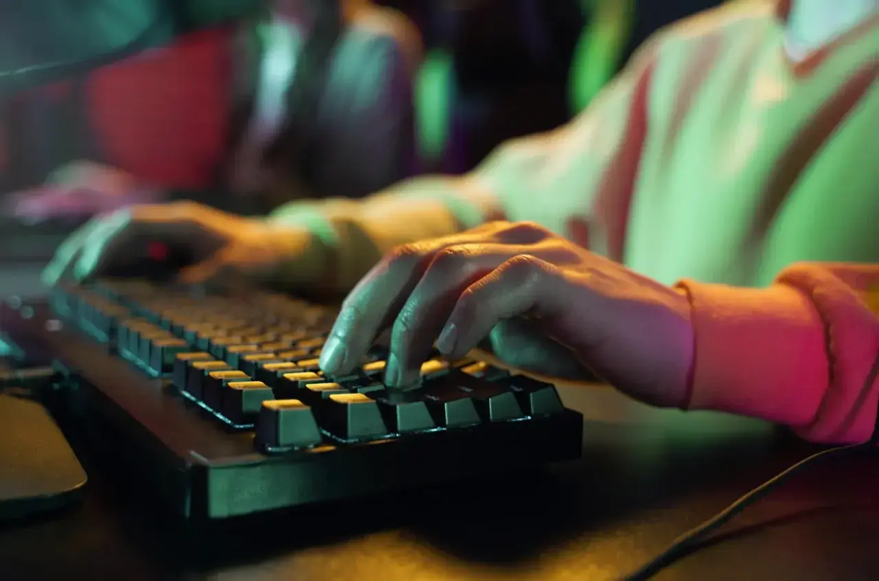 Названы самые кибератакуемые отрасли в 2025 году