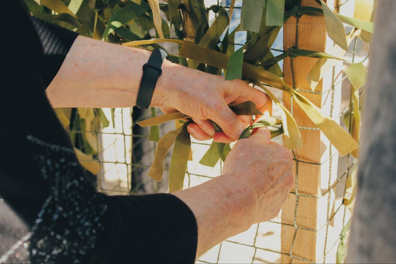 Отдыхающие в Кисловодске сплели масксети для бойцов СВО