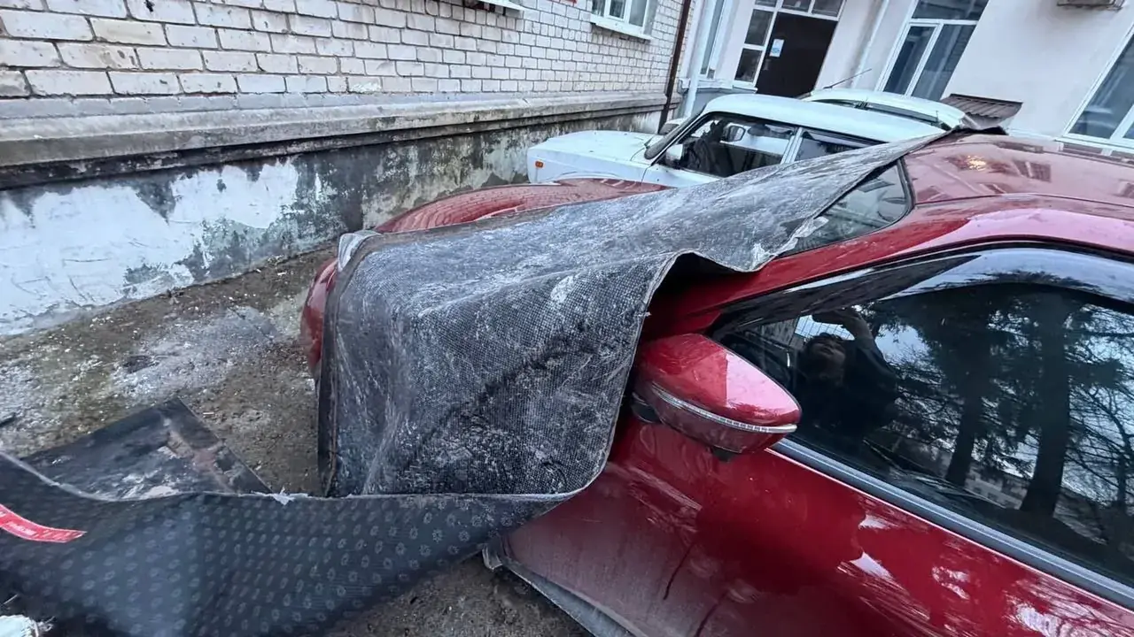 В Ставрополе ветер сорвал кровлю с многострадального дома на улице Доваторцев