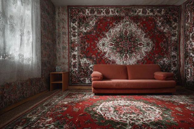 Почему советские ковры висели на стенах: дизайнер объяснил практический смысл — дело не в моде
