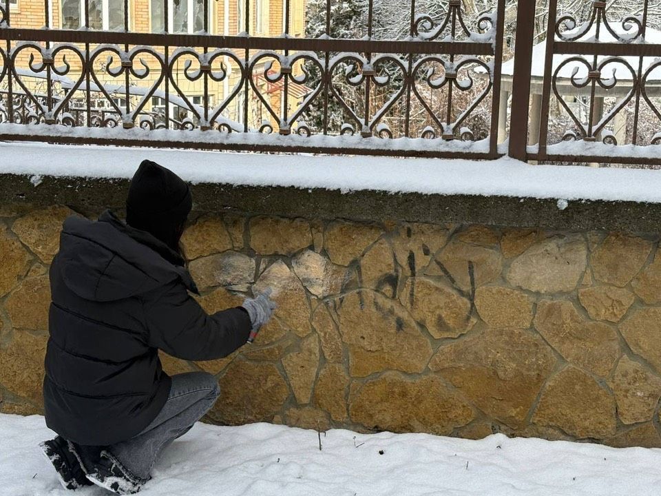 В Кисловодске волонтеры закрашивают наркорекламу на стенах домов
