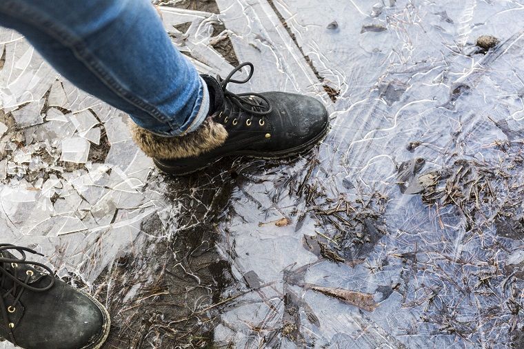 Мужчину, решившего сократить дорогу через озеро, вытащили из-подо льда в Ессентуках
