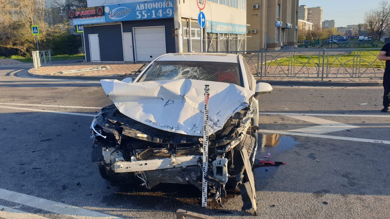 Иномарка снесла дорожное ограждение в Ставрополе