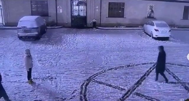 В Ставрополе подростки нарисовали перед храмом пятиконечную звезду в круге В Ставрополе подростки нарисовали перед храмом пятиконечную звезду в круге