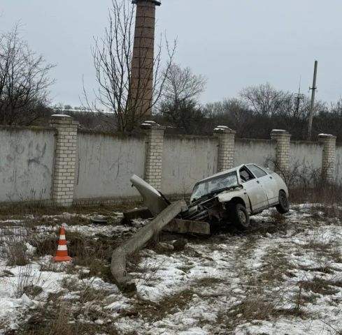 Пьяная девушка на «Ладе» снесла столб на Ставрополье