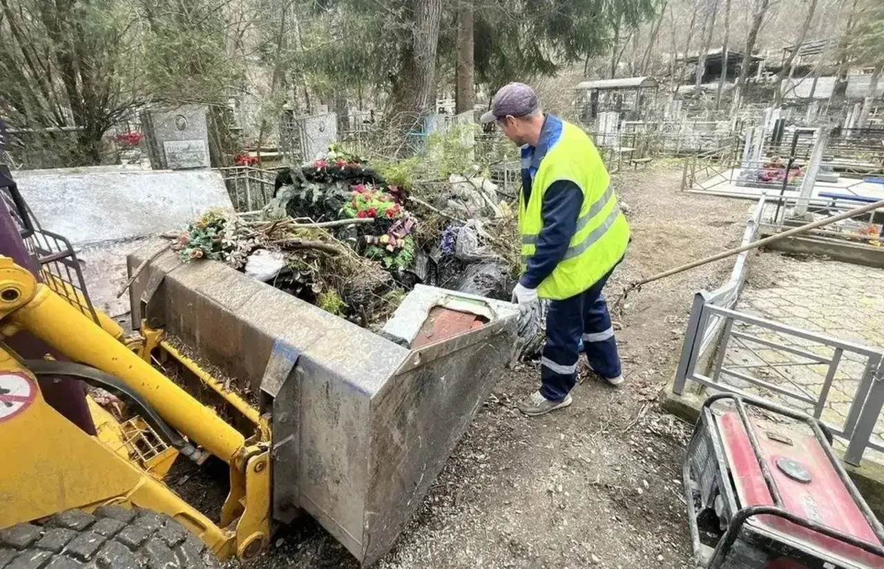 В Кисловодске перед Пасхой с кладбищ вывезли более 300 кубометров мусора