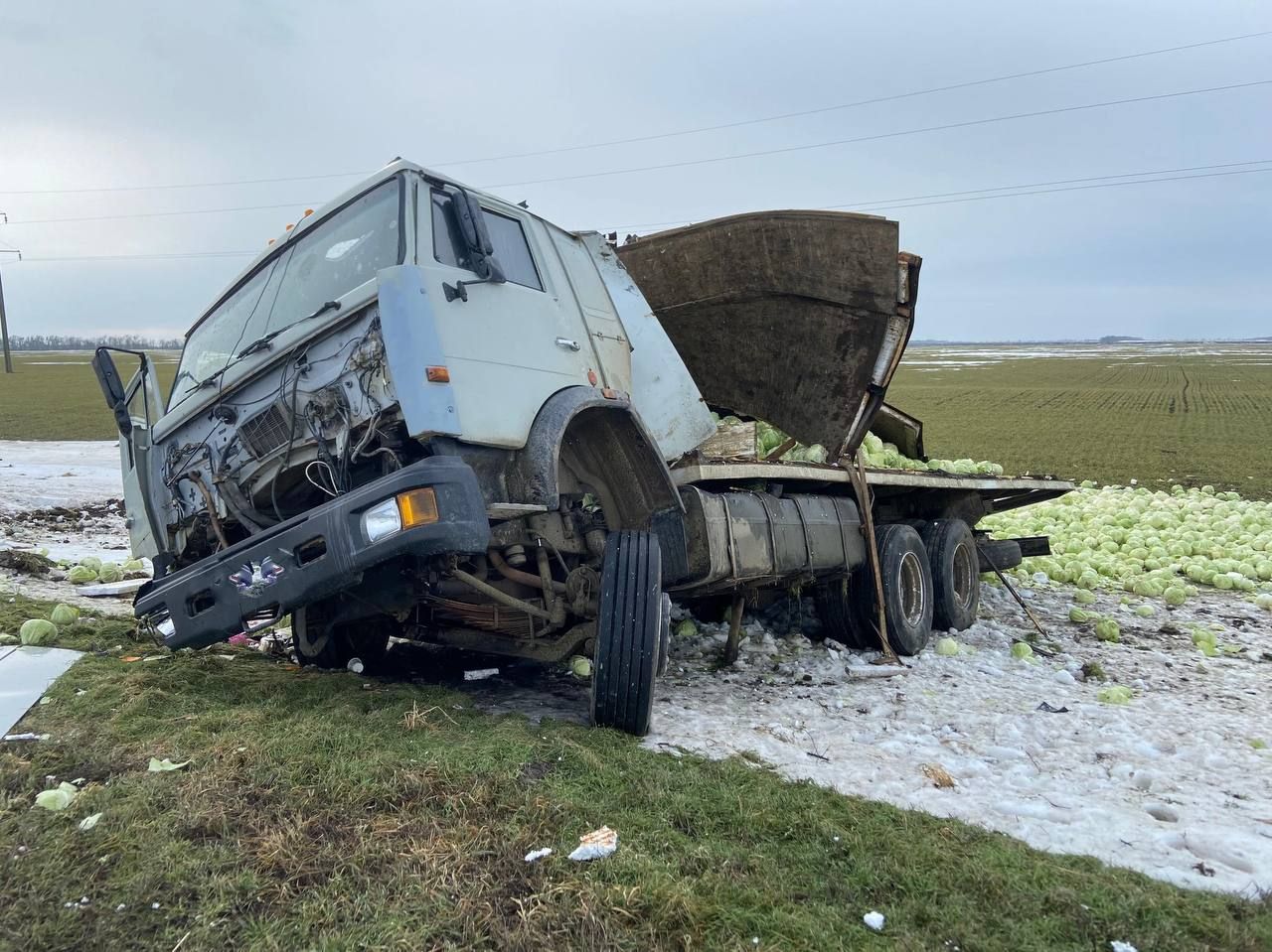 Грузовик с капустой съехал с дороги на Ставрополье
