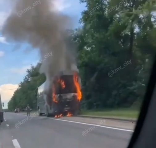 На Ставрополье загорелся автобус с 29 детьми На Ставрополье загорелся автобус с 29 детьми