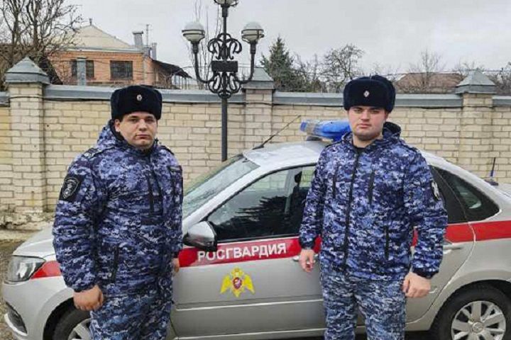 Пьяный мужчина угрожал ножом сотруднику аптеки в Пятигорске