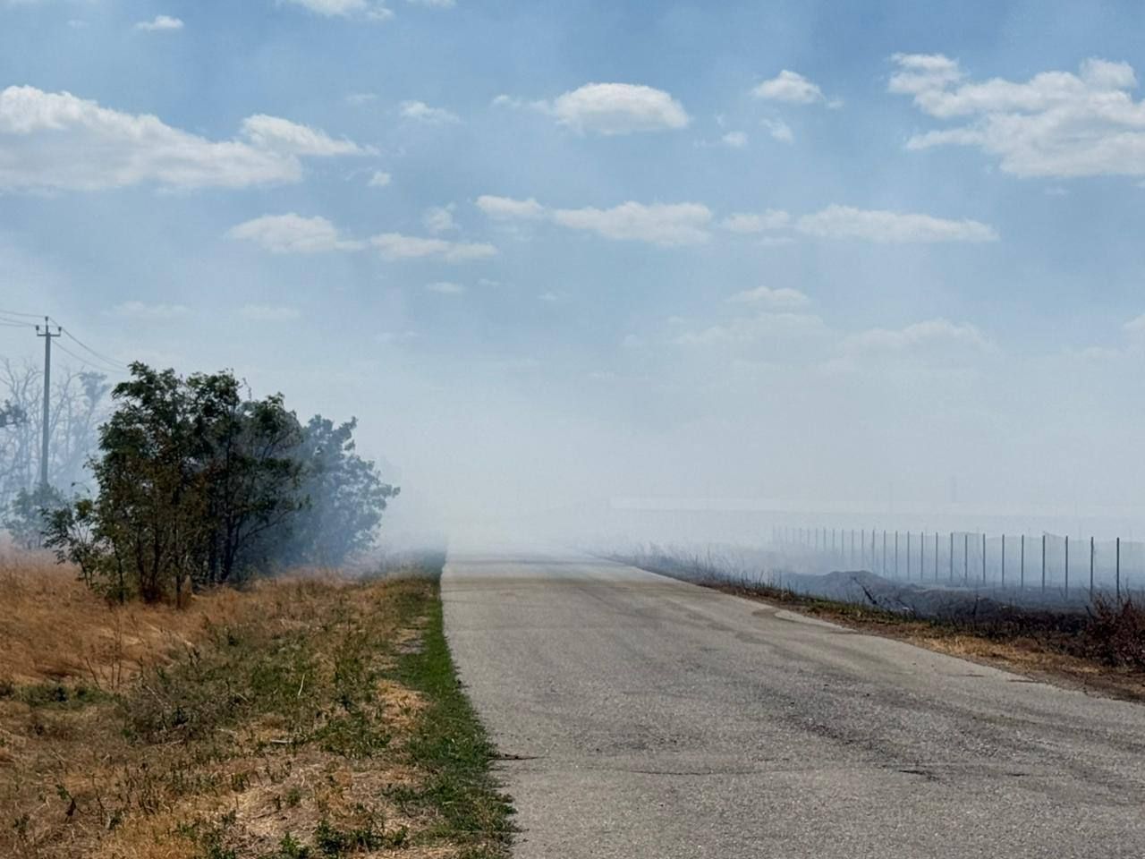 Горящие на птицефабрике отходы испортили воздух над Светлоградом